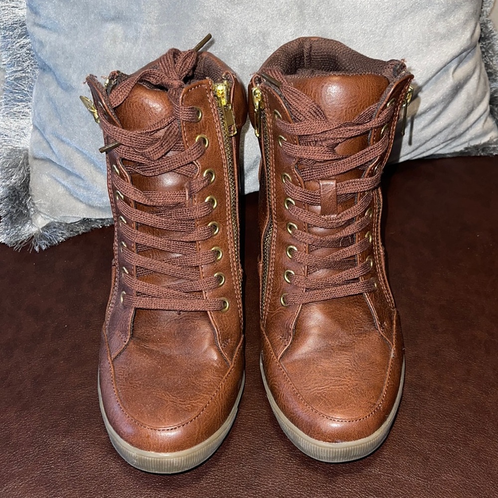 Steve Madden boots. Size 8.5. Color: Brown. No box lightly worn